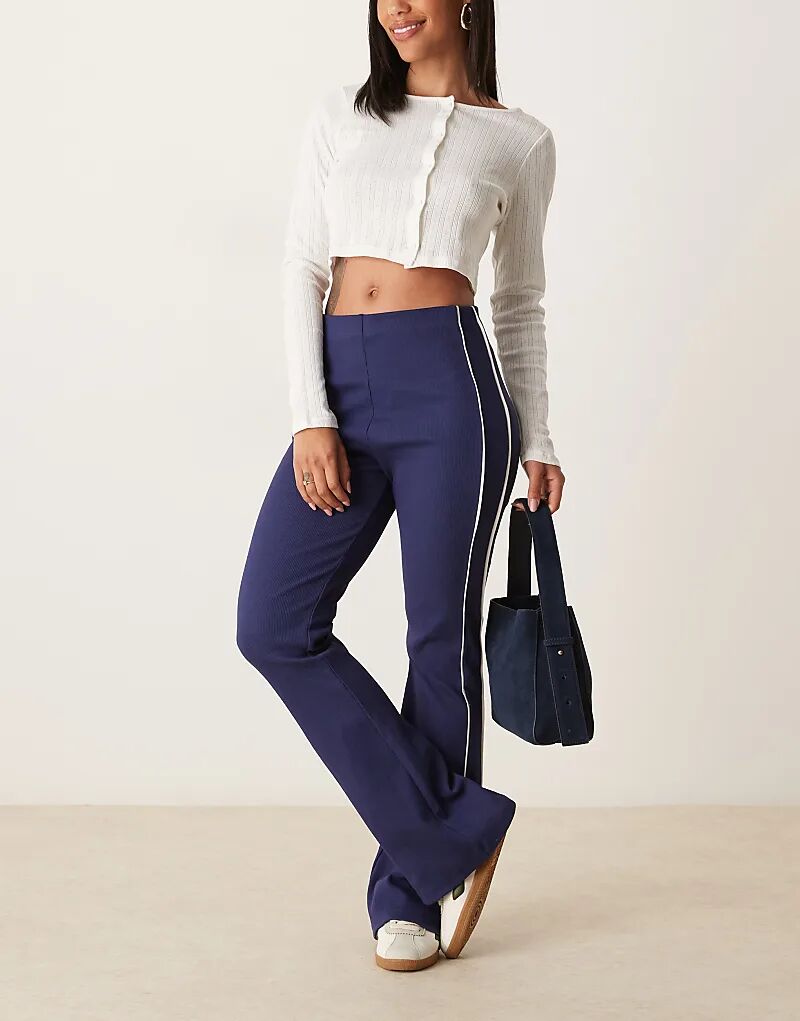 

Расклешенные брюки ASOS DESIGN из трикотажного полотна с окантовкой темно-синего и кремового цветов