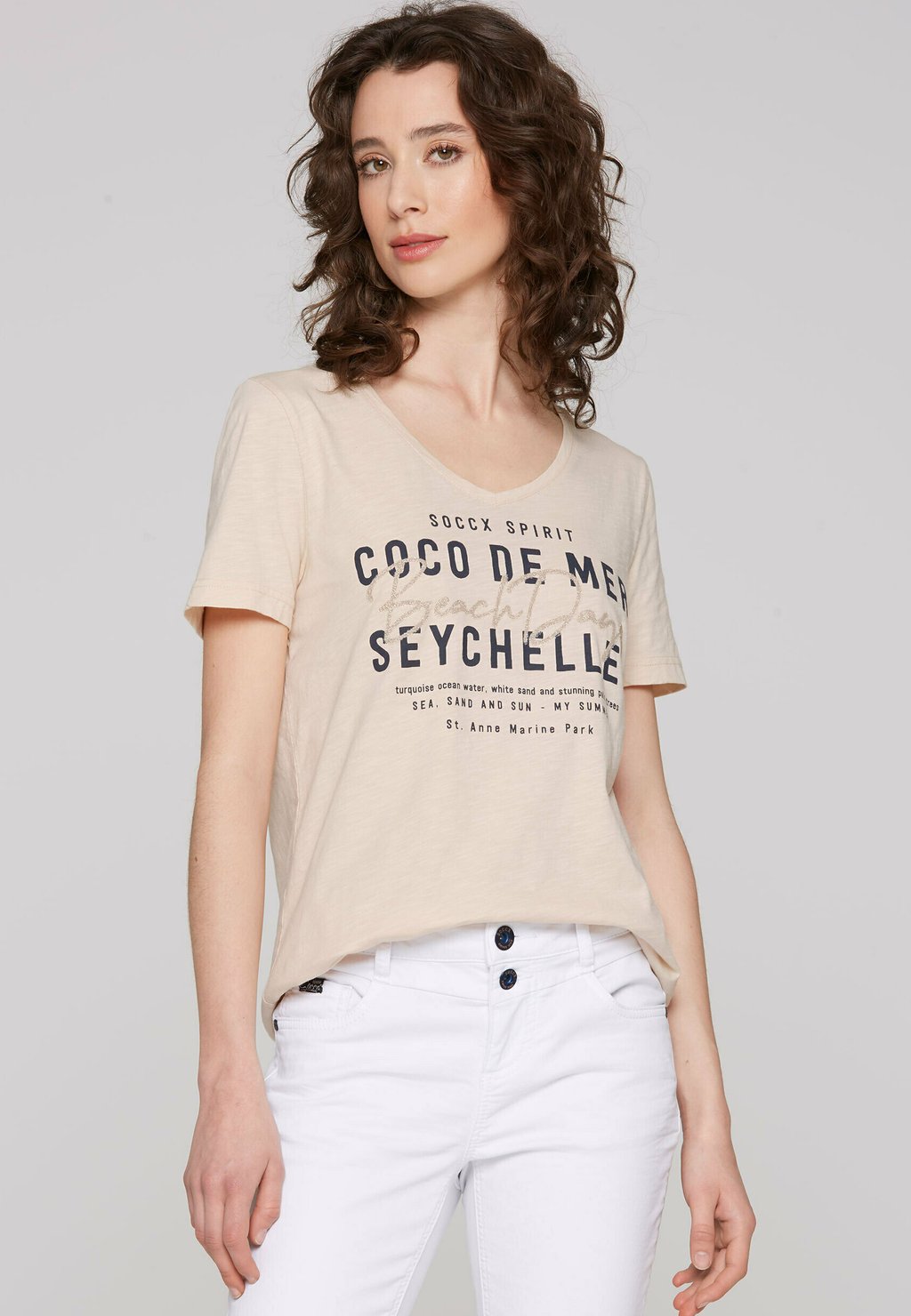 

Футболка с принтом MIT V-NECK UND CAVIAR PRINT WORDING Soccx, бежевый