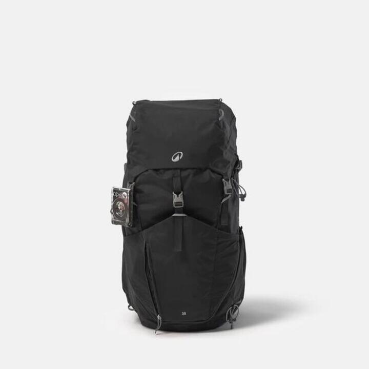 

Чёрный туристический рюкзак Quechua MH500 38 л