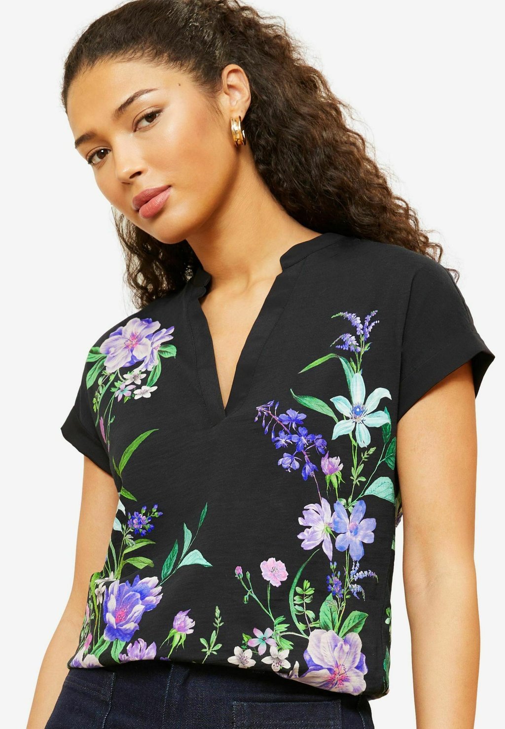 

Базовая футболка REGULAR FIT - V-NECK Love & Roses, черный