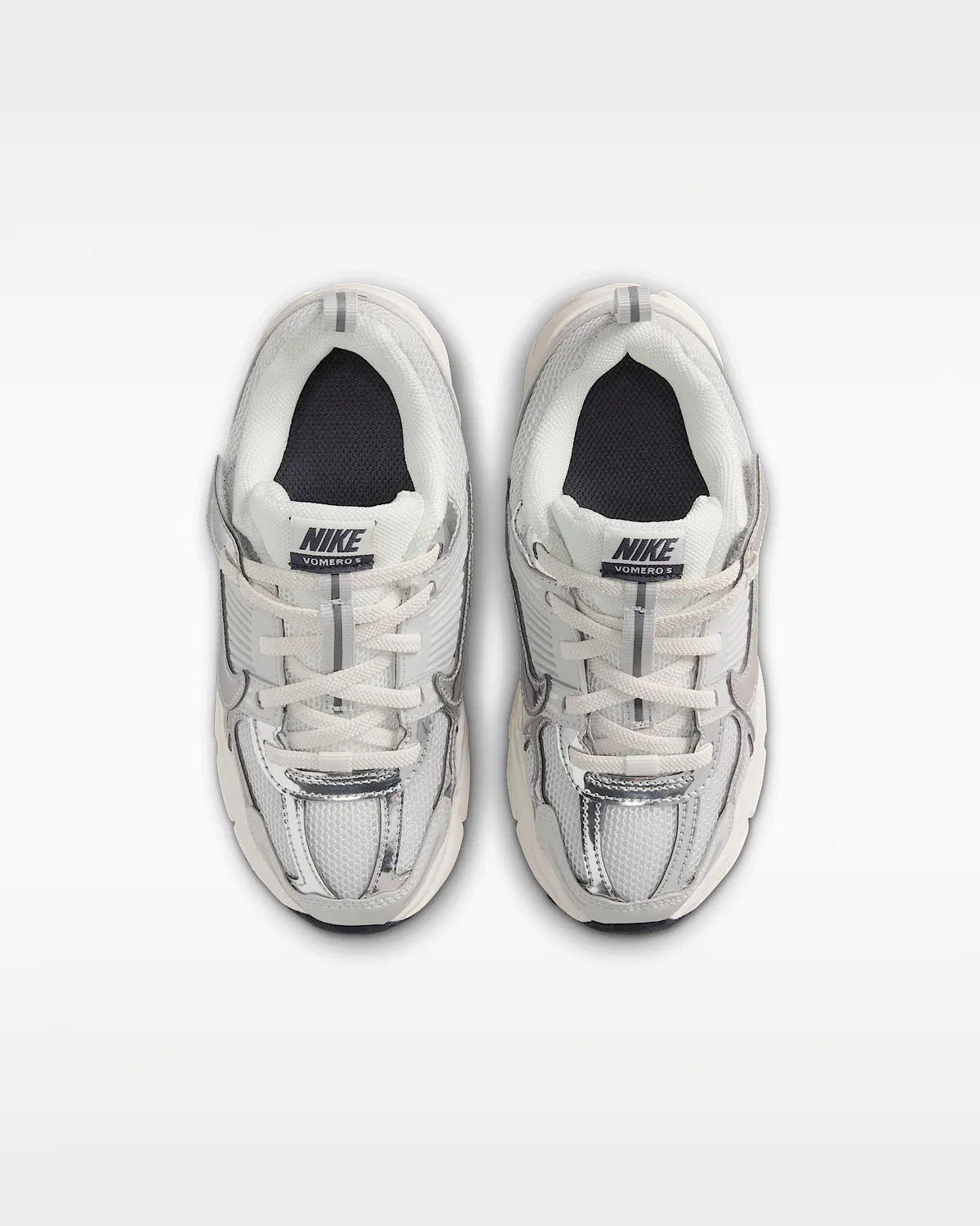 Детские кроссовки со светоотражающими элементами Nike Vomero 5, Photon Dust/Gridiron/Sail/Chrome — фото 4