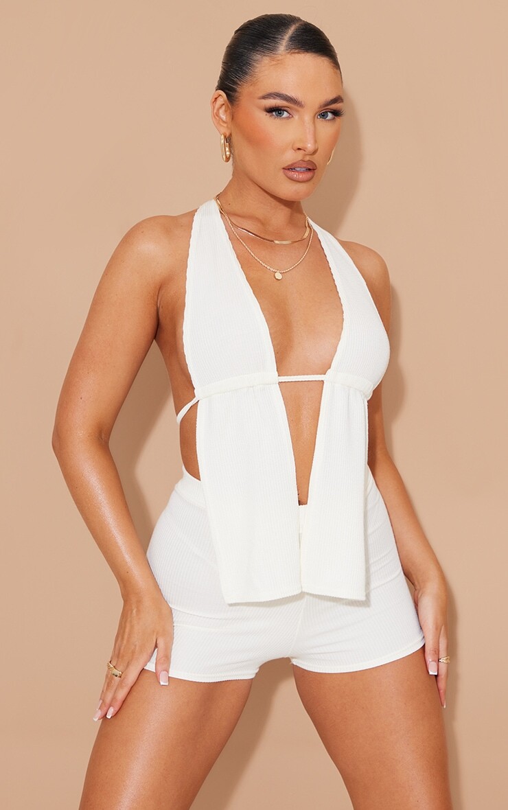 

PrettyLittleThing Кремовый бюстгальтер без косточек с воротником-халтер и складками в рубчик