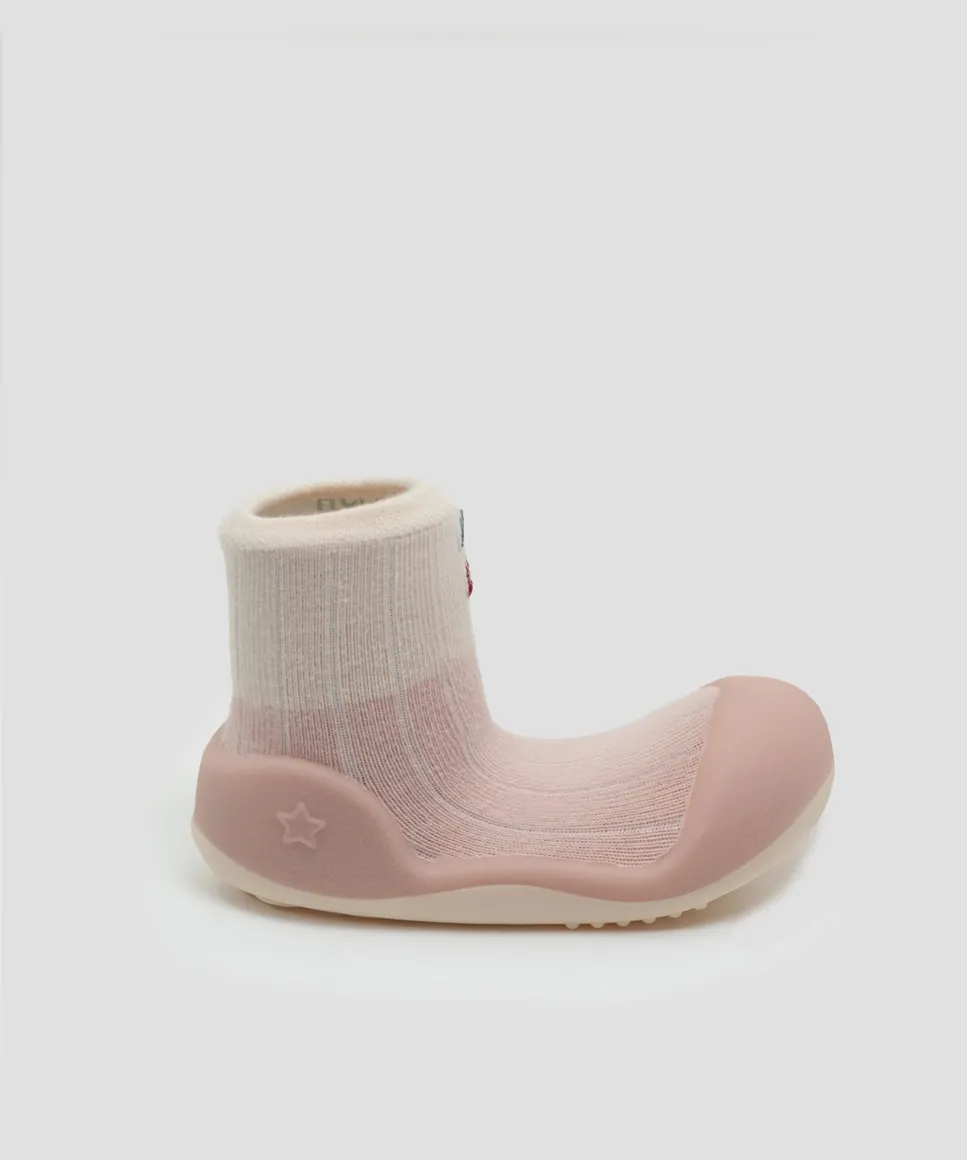 

Пинетки для девочки из хлопка розового цвета нюд с вышитой вишенкой и двухцветной подошвой Attipas