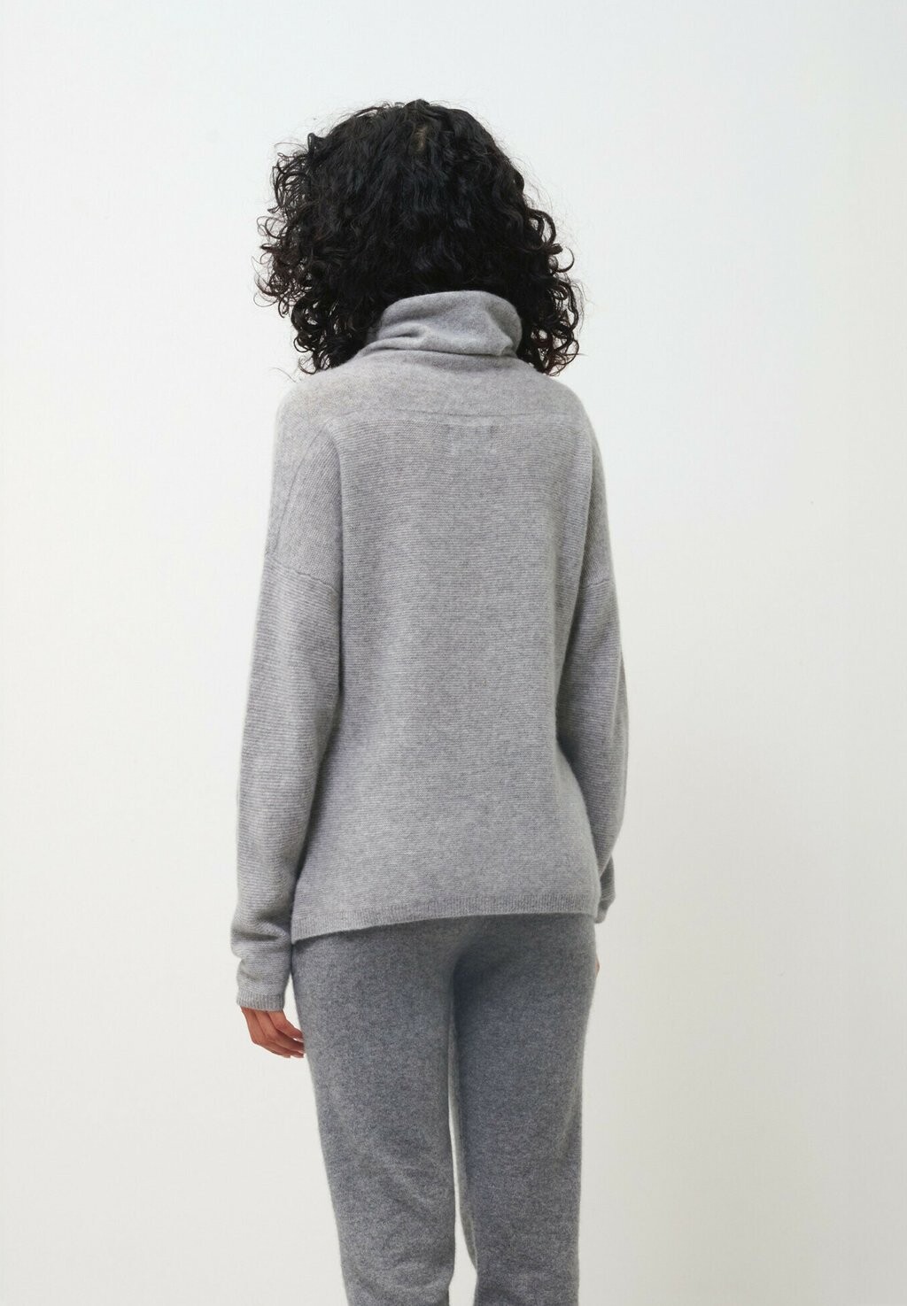 

Джемпер COLLIN TURTLENECK Authentic Cashmere, серый