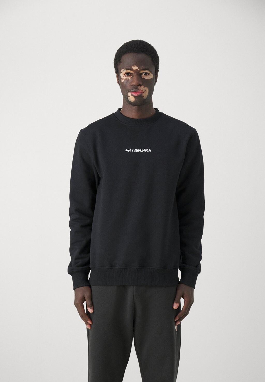 

Толстовка Graphic Font Regular Crewneck Unisex Han Kjøbenhavn, черный