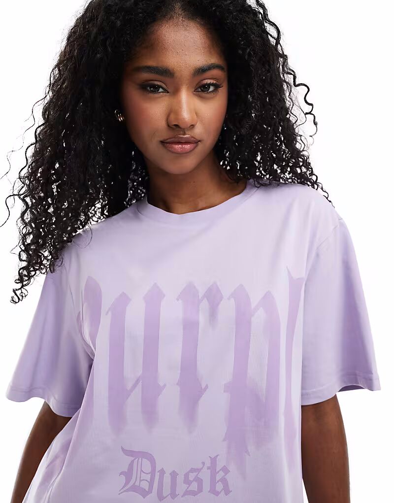 

Футболка Monki oversize с принтом спереди в сиреневом цвете