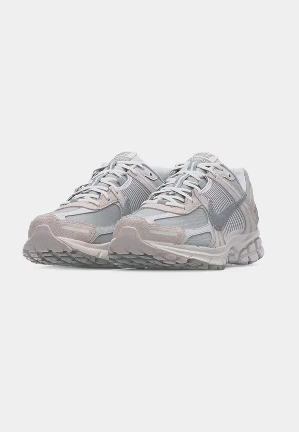 Кроссовки Nike Sportswear Zoom Vomero 5 SE, цвет серый/светлый дымчато-серый/платиновый оттенок/белый/черный — фото 3