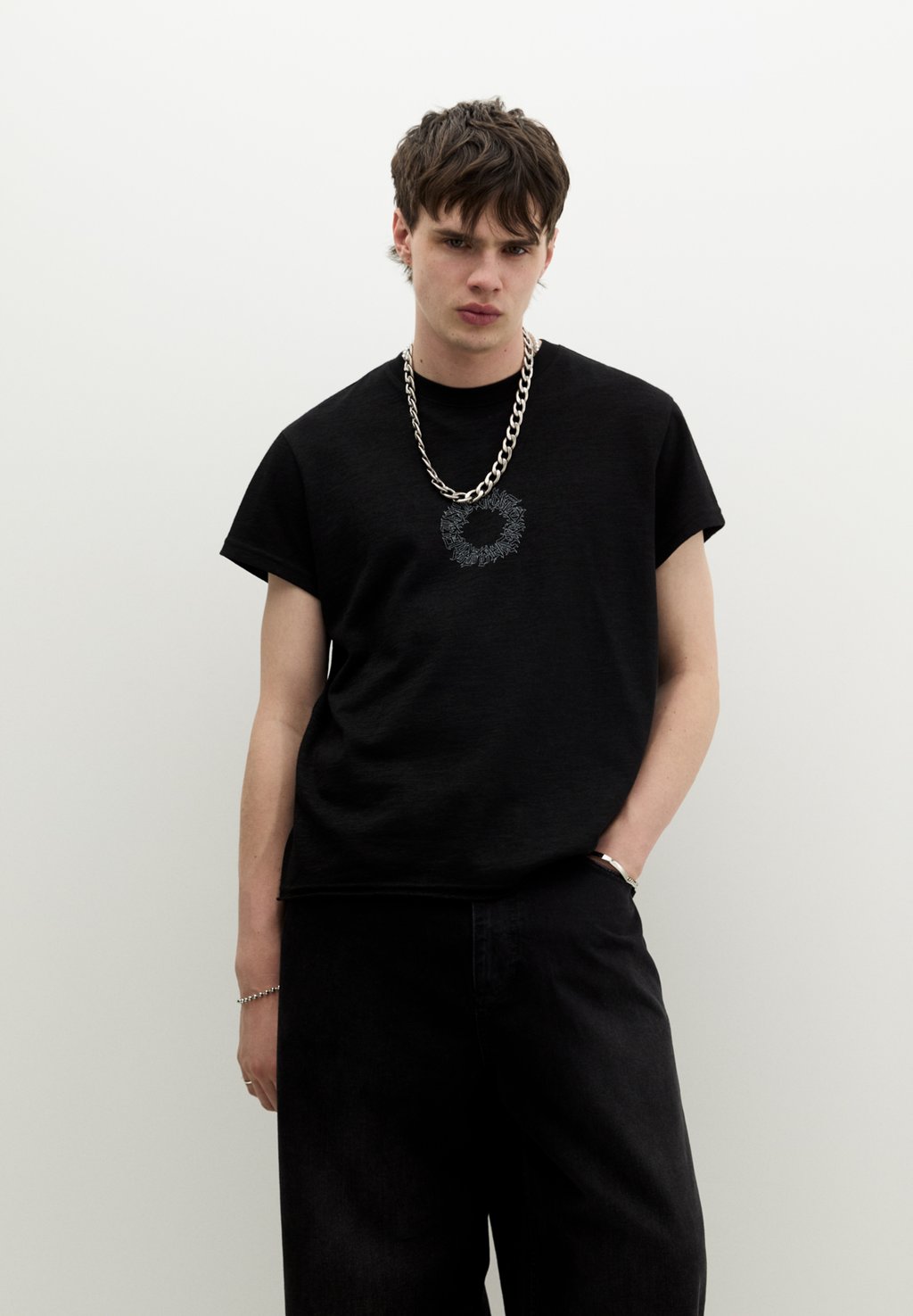 

Футболка с принтом SHORT SLEEVE WITH GRAPHIC PULL&BEAR, черный