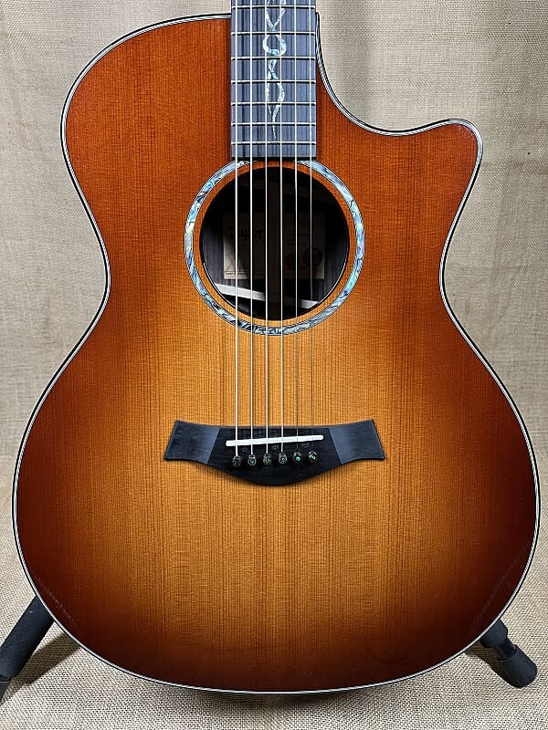 

Акустическая гитара Taylor Custom Grand Auditorium Red Cedar/Indian Rosewood