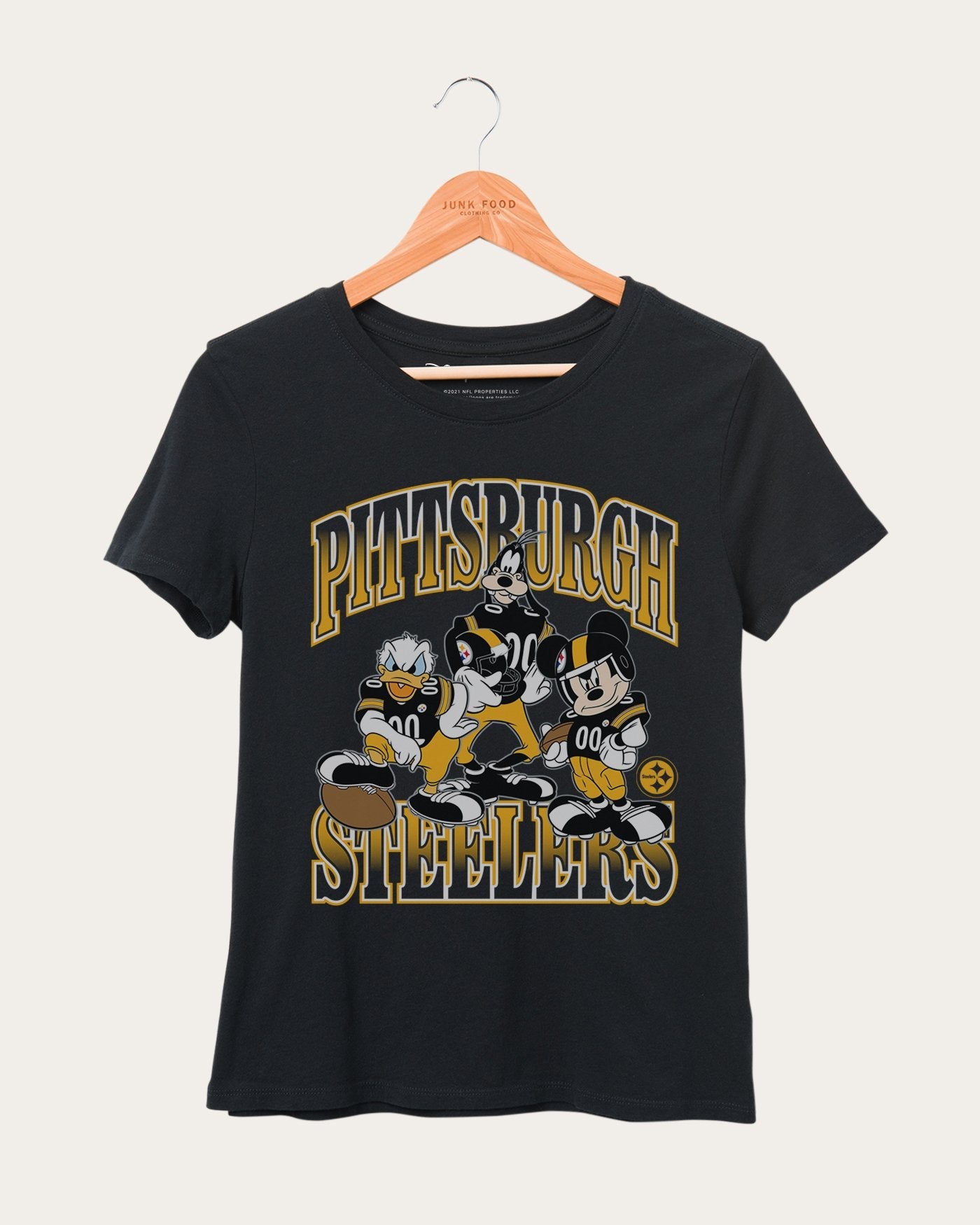 

Женская футболка Steelers Disney Huddle Up Junk Food Clothing, черный