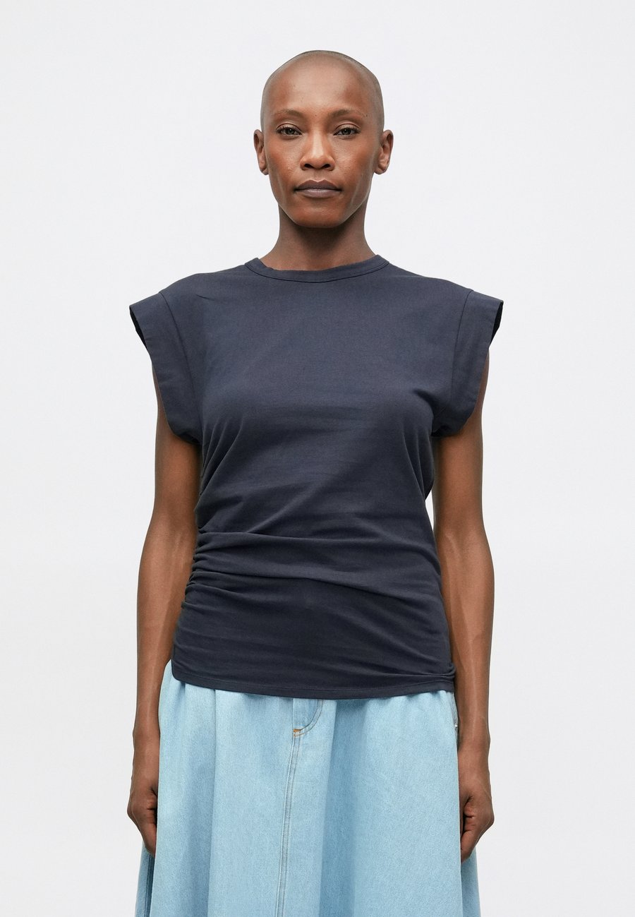 

Футболка OFFICINE GENERALE INAYA ASYMETRICAL, Dark Navy/Dark Blue, Синий, Футболка OFFICINE GENERALE INAYA ASYMETRICAL, Dark Navy/Dark Blue