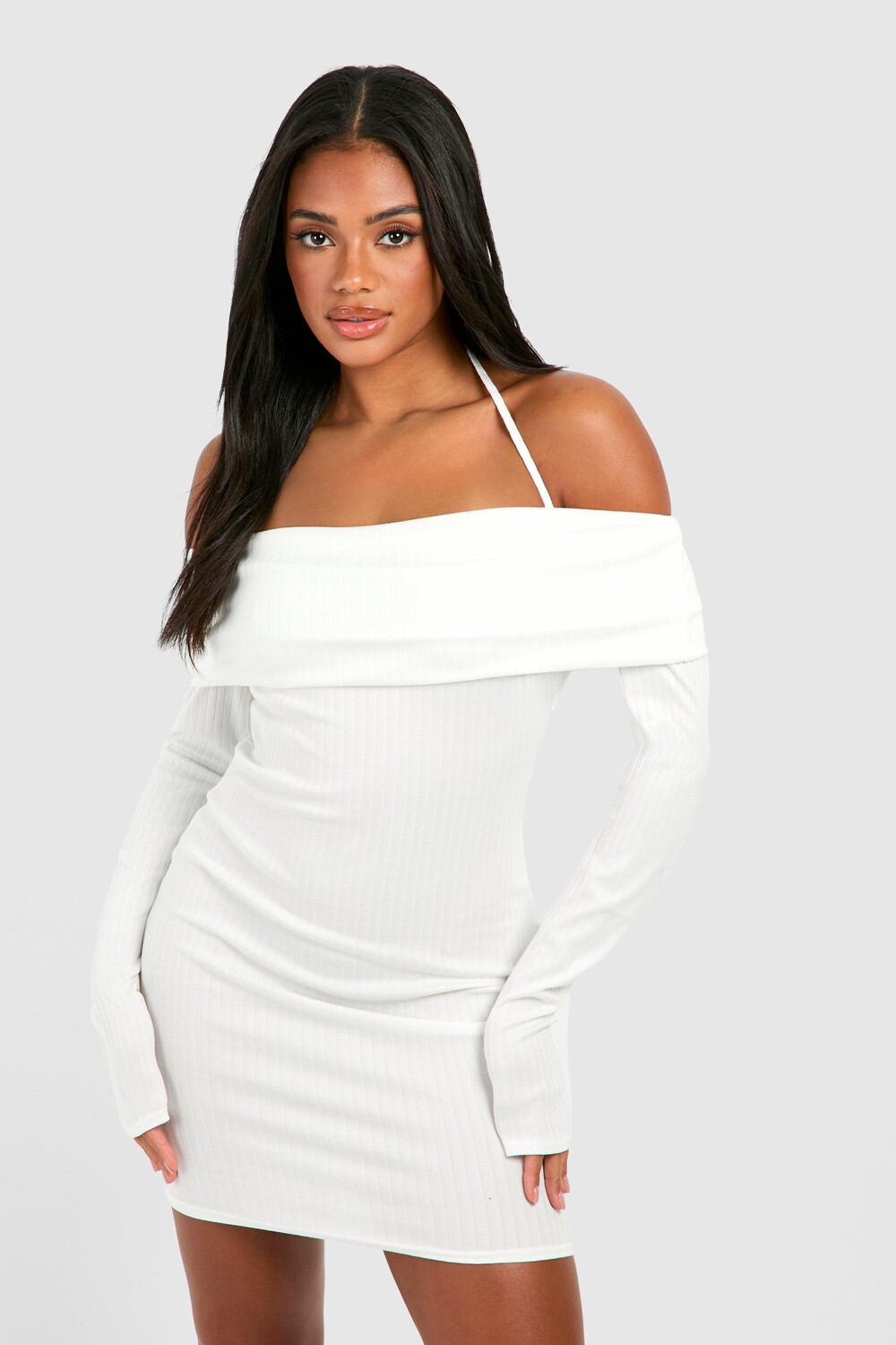 

Мини-платье с вырезом халтер и открытым вырезом в рубчик с начесом boohoo, белый