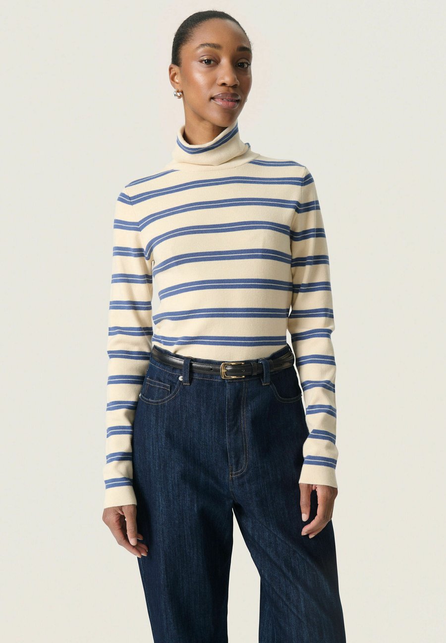 

Джемпер Soaked in Luxury SLSpina Striped Rollneck, Sandshell W Bijou Blue Stripe/Off-White