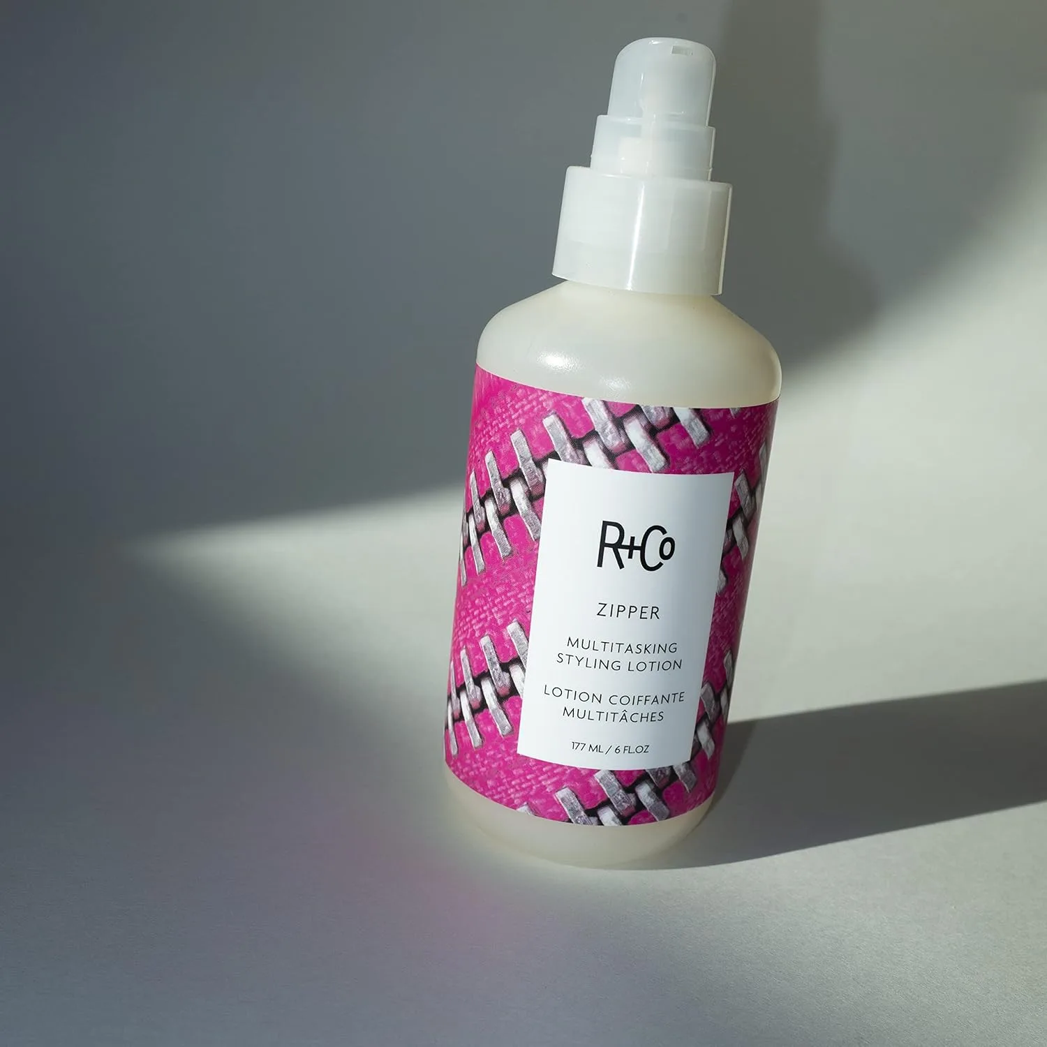 R+Co Zipper Multitasking Styling Lotion - лосьон для укладки против пушистости, блеска и гибкой фиксации, добавляет текстуру, мягкость и контроль для всех типов волос, веганский и cruelty-free 177 мл (1 шт.) — фото 4