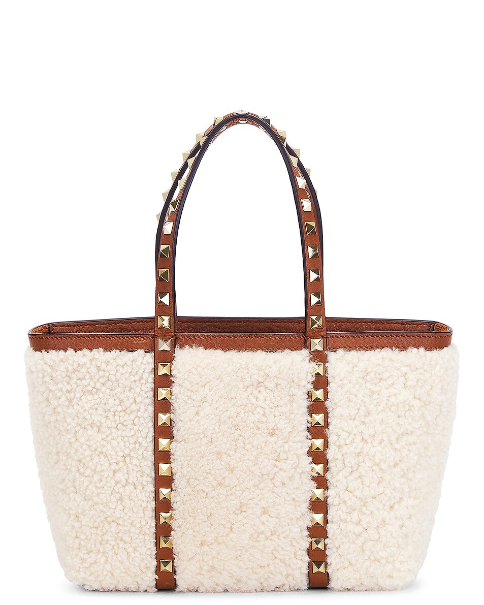 

Миниатюрная большая сумка Rockstud Valentino Garavani, цвет Naturale & Selleria