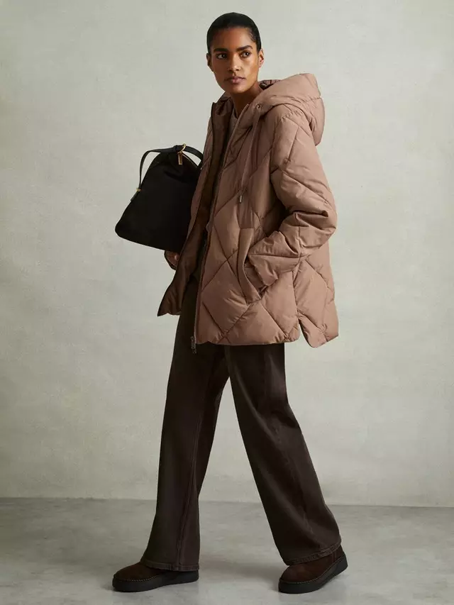 

Пальто Reiss Thea Short Quilted, цвет mink/neutral