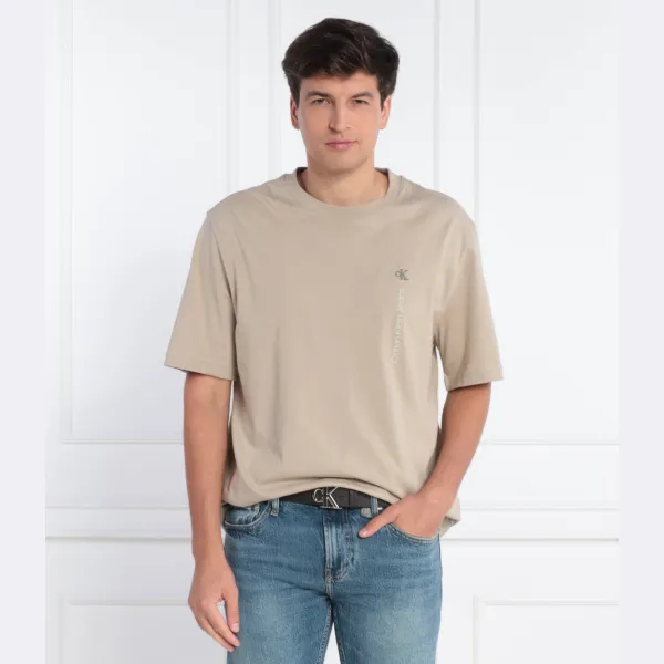 Футболка свободного кроя с вертикальным принтом в институциональном стиле Calvin Klein, бежевый — фото 2