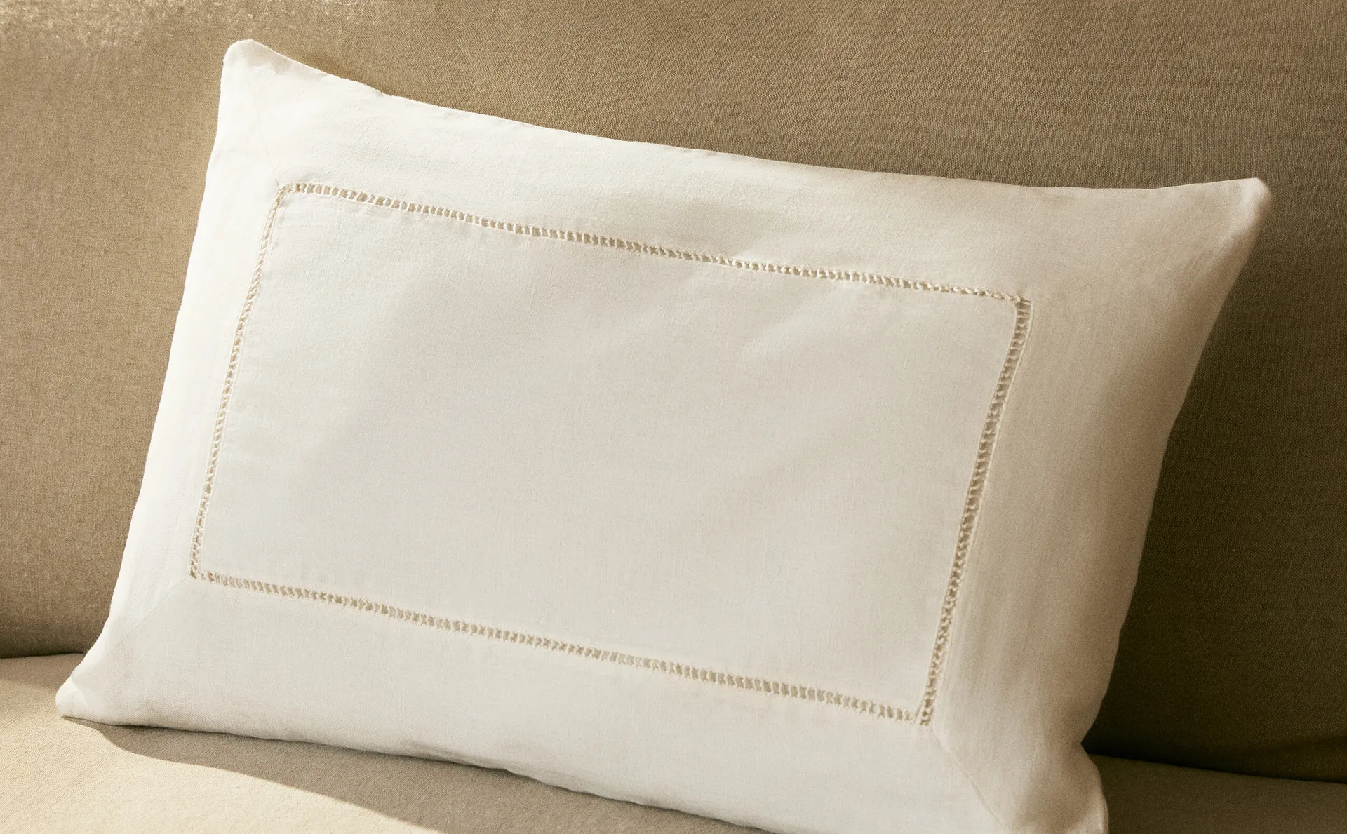 

Чехол на подушку с вышивкой Zara Home, цвет Oyster White