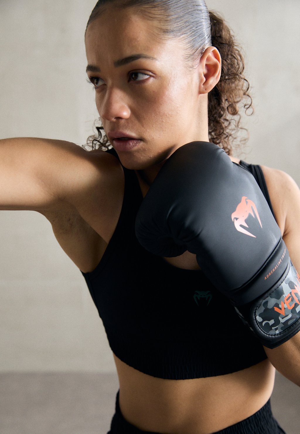 

Спортивный бюстгальтер с легкой поддержкой BOXING CLASSIC SPORT BRA Venum, черный