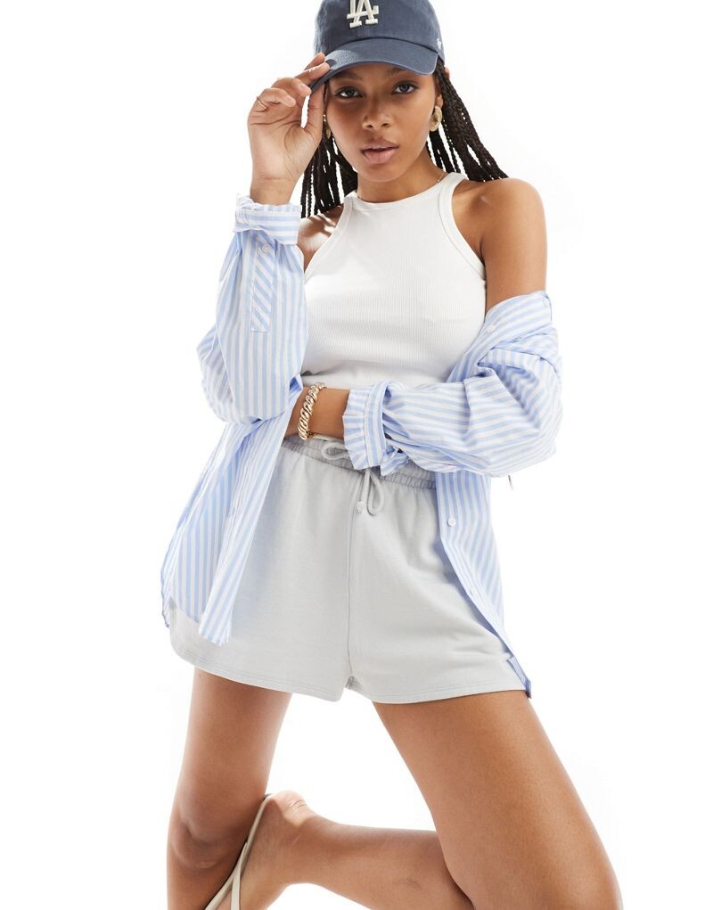 

Серые шорты для бега ASOS DESIGN
