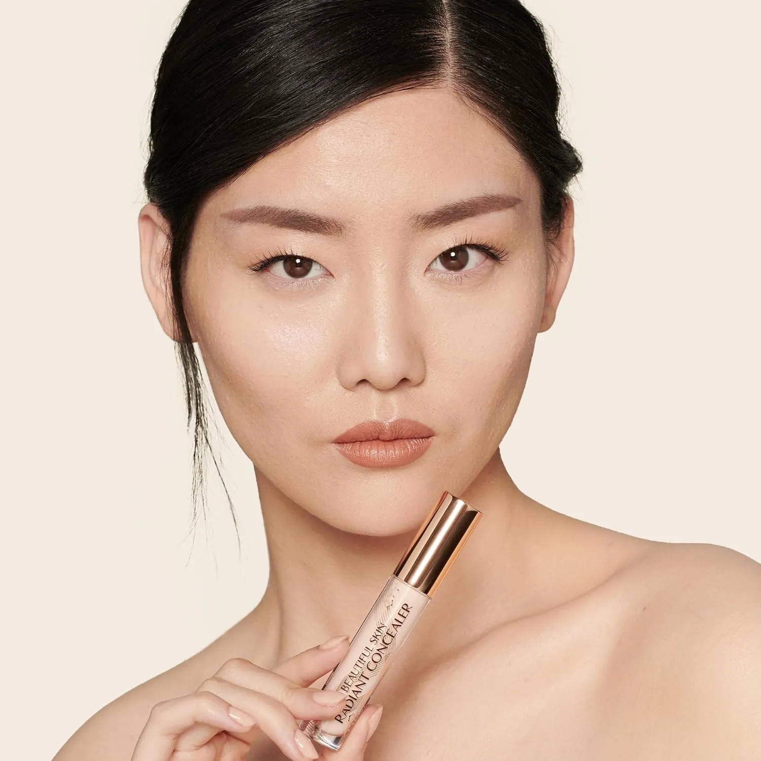 Консилер Charlotte Tilbury Beautiful Skin - консилер и корректор для темных кругов под глазами - увлажняющий, со средней степенью покрытия, которое можно наслаивать, и сияющим, естественным финишем., 02.5 Fair - fairest with yellow undertones — фото 4