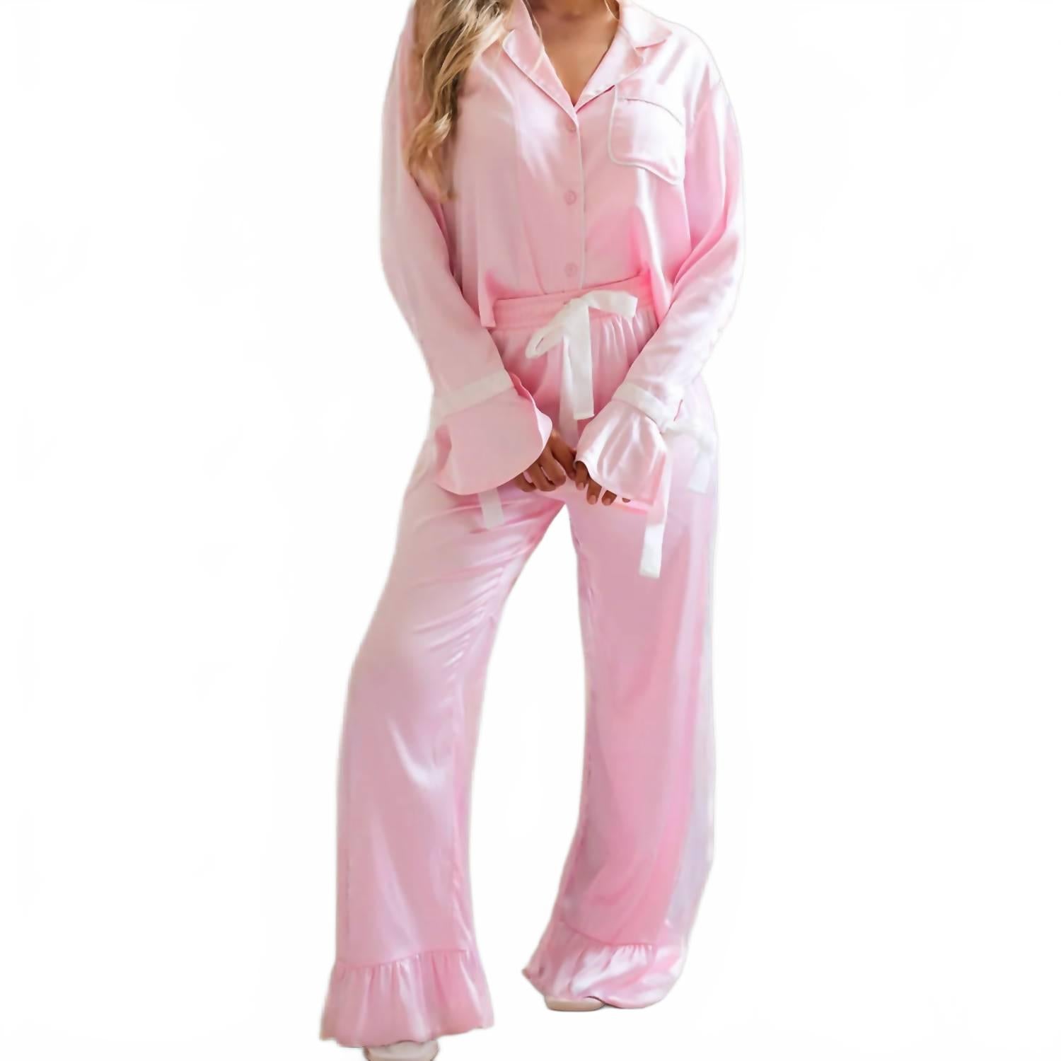 

Атласный топ с бантами и брюки с рюшами в нежно-розовом цвете La society