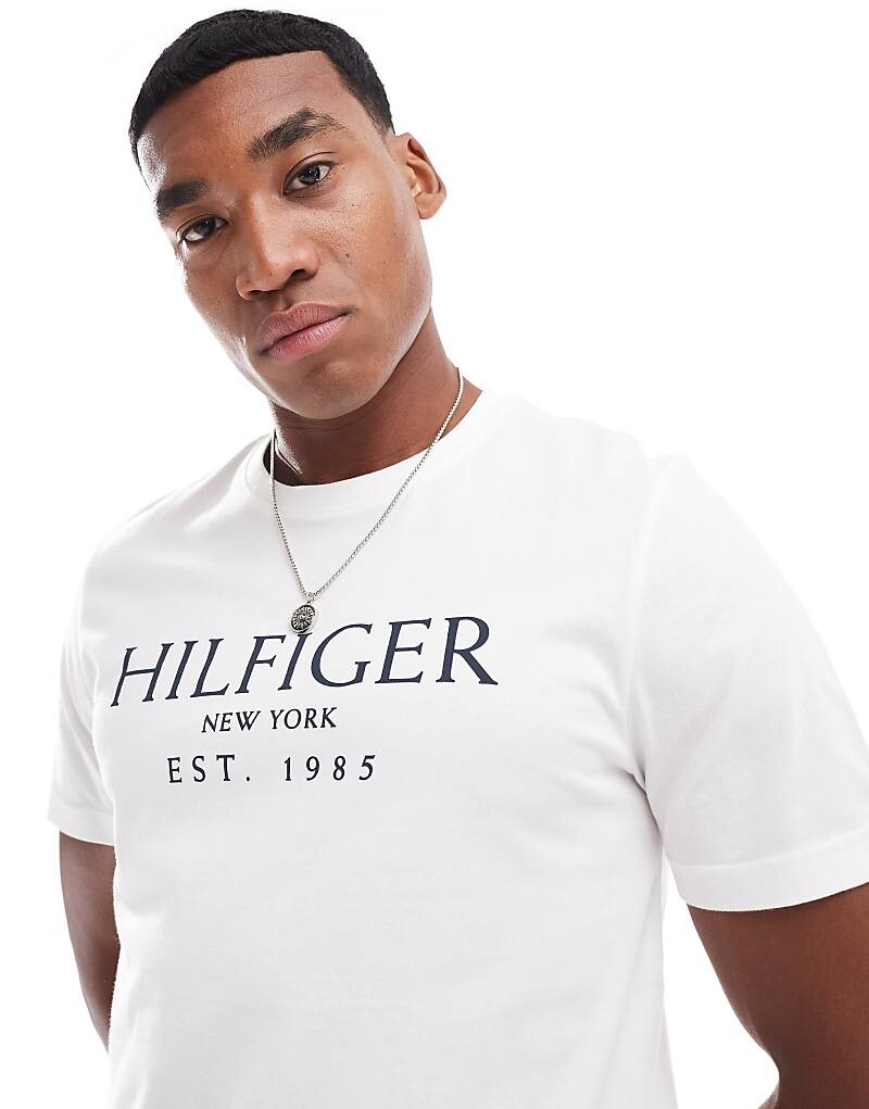 

Белая футболка Tommy Hilfiger с большим логотипом