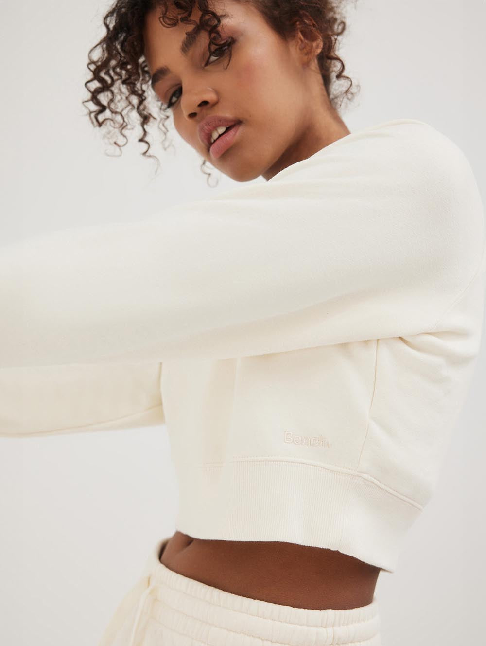 

Женская укороченная толстовка Crown Eco-Fleece с круглым вырезом Bench., цвет antique white