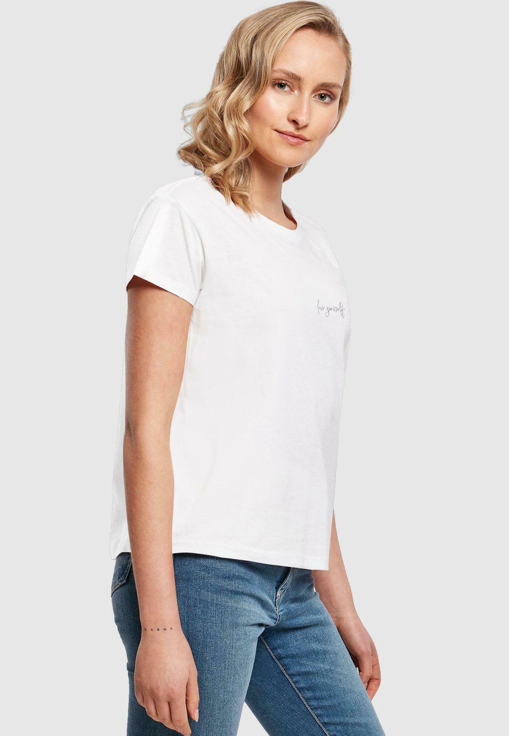 

Футболка с принтом LOVE YOURSELF BOX TEE Merchcode, белый