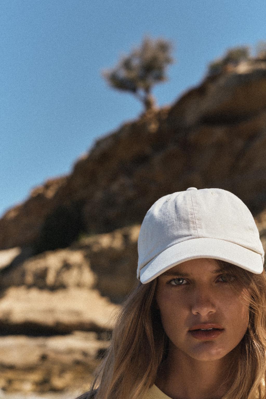 

Выцветшая саржевая шапочка ZARA, экрю