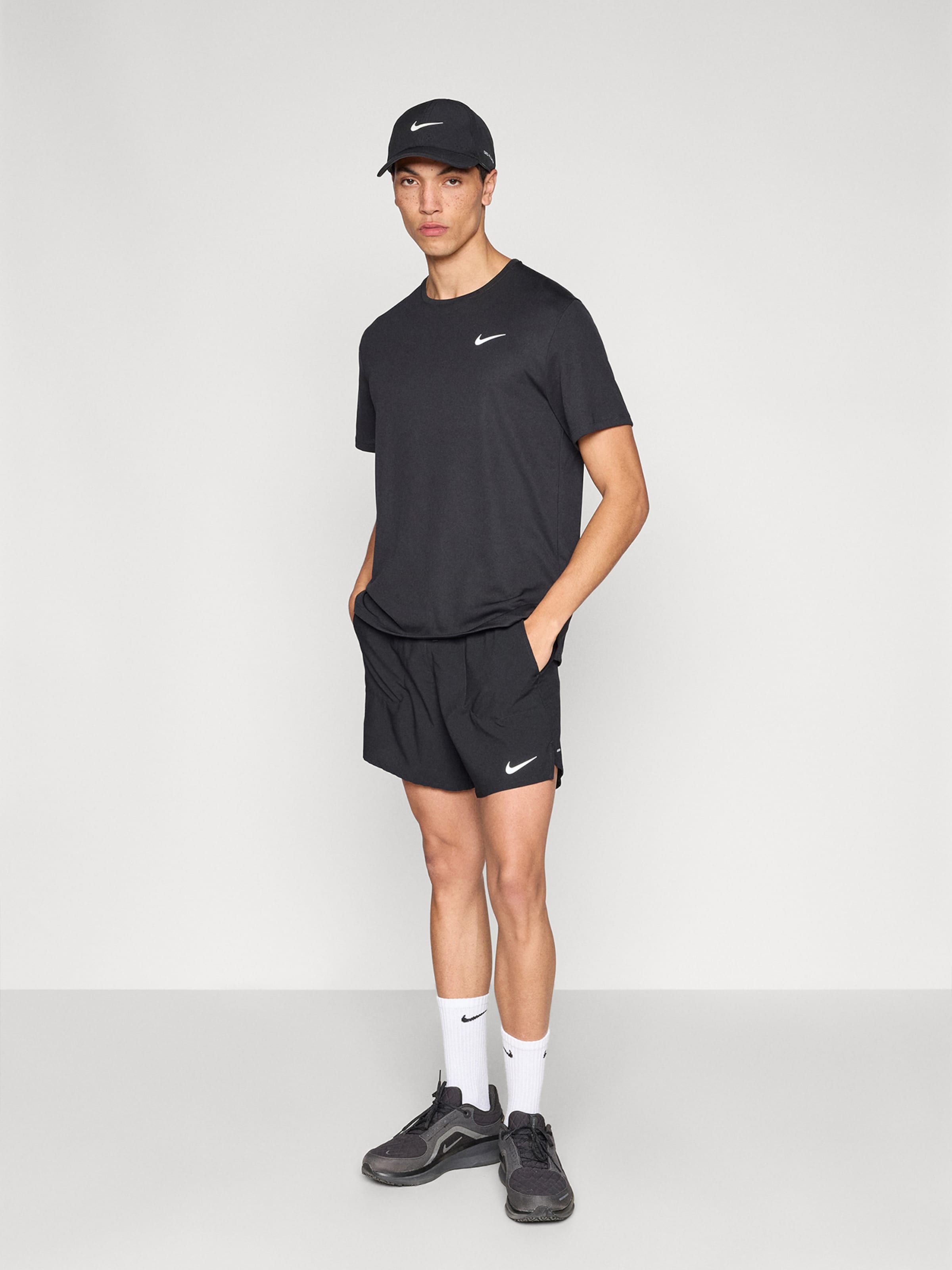 NIKE Шорты для тренировок свободного кроя 'M NK DF STRIDE 7IN BF SHORT' в черном цвете — фото 4