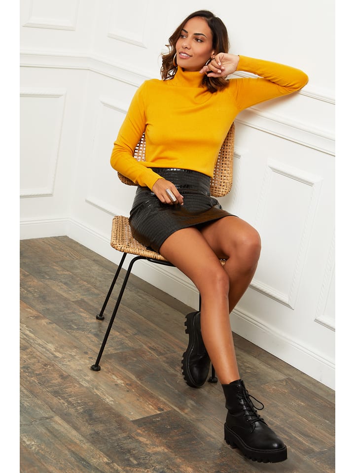 

Soft Cashmere Желтый свитер с высоким воротником