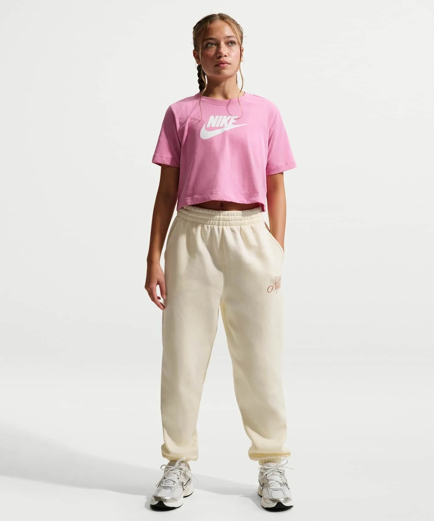 Детские флисовые брюки Nike Sportswear Club для девочек, свободный крой, с графическим принтом, IF1728-047, цвет «мягкий жемчуг».