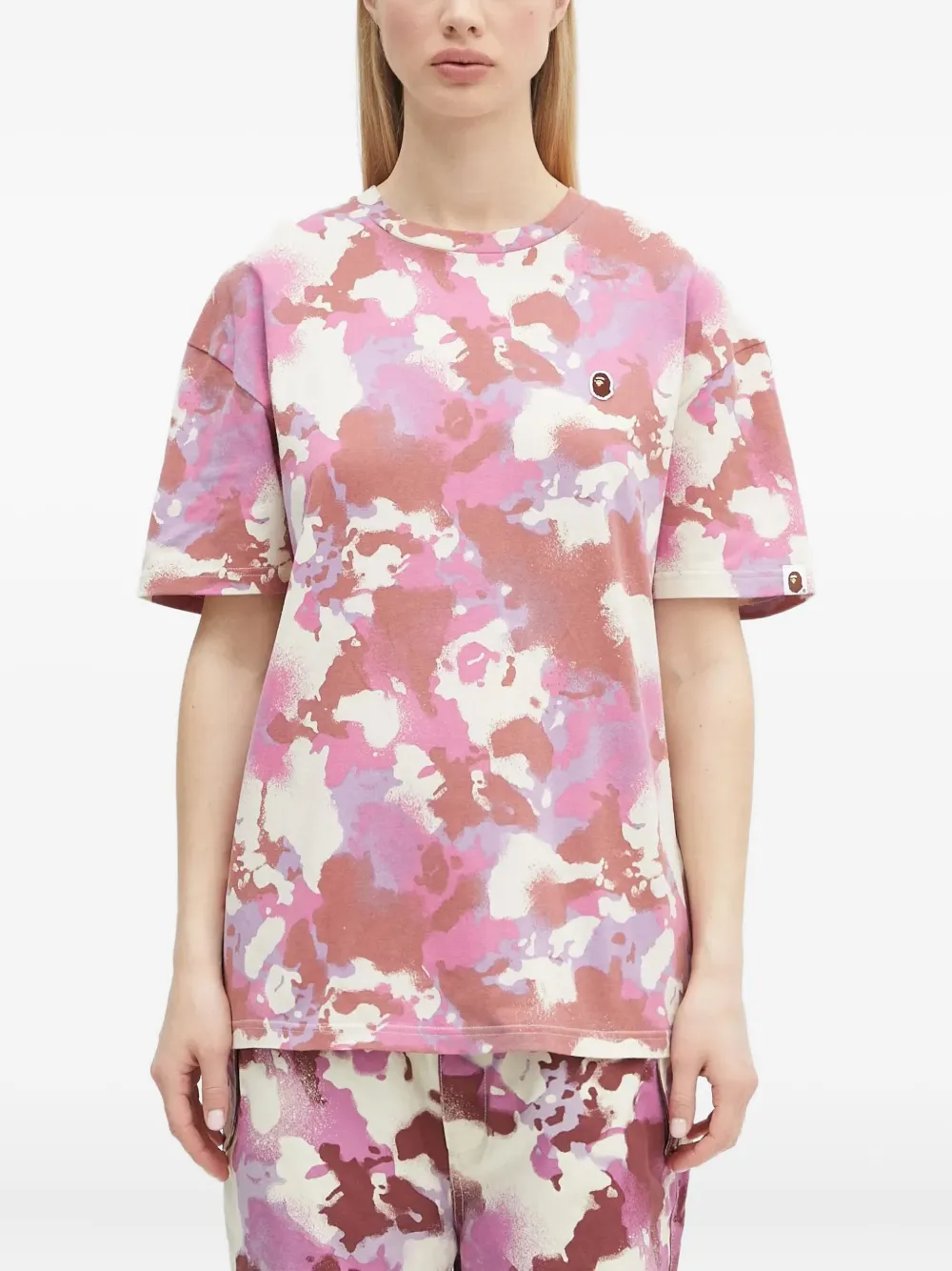 

Футболка с камуфляжным принтом A BATHING APE, розовый