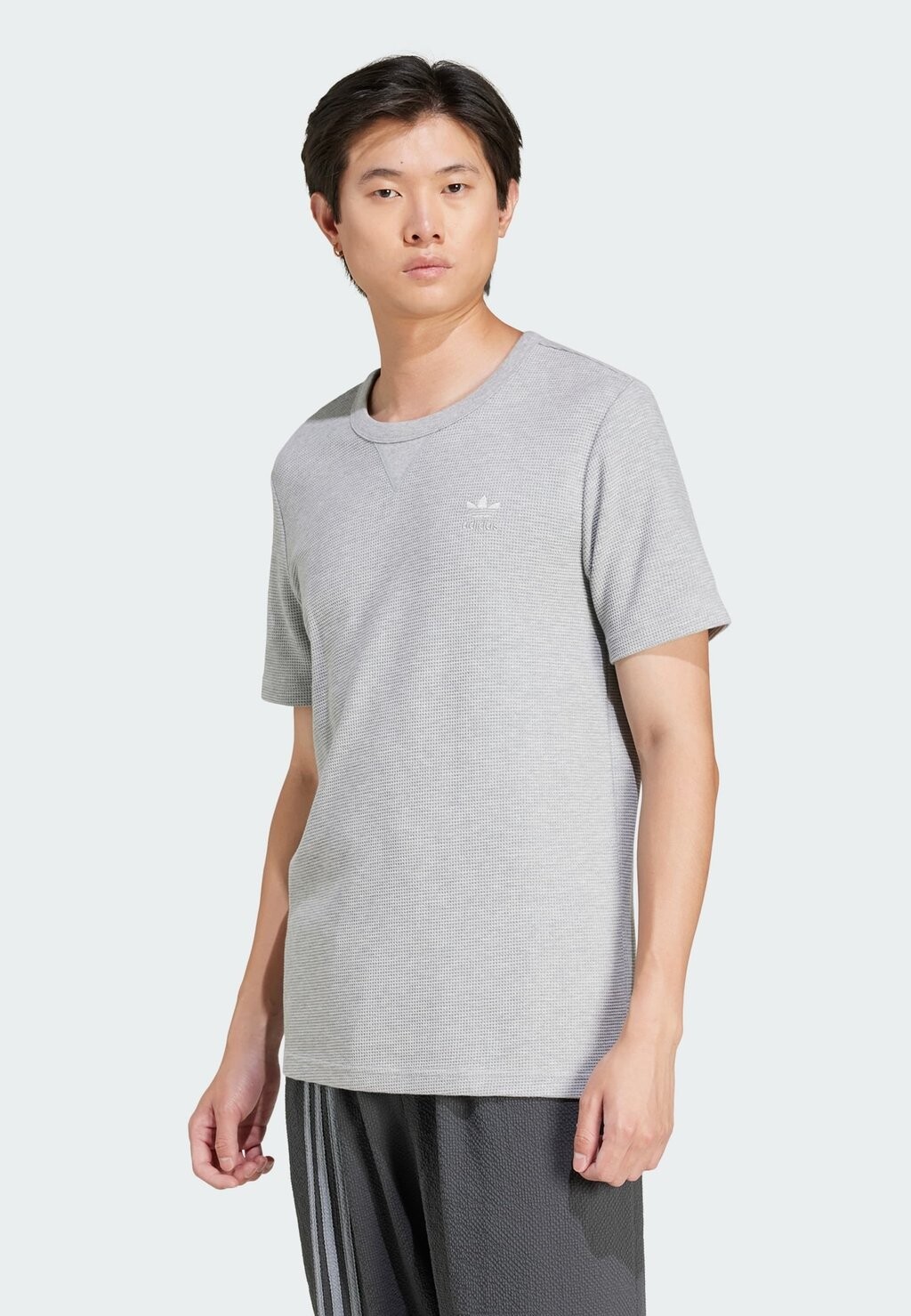 

Базовая футболка TEE adidas Originals, серый