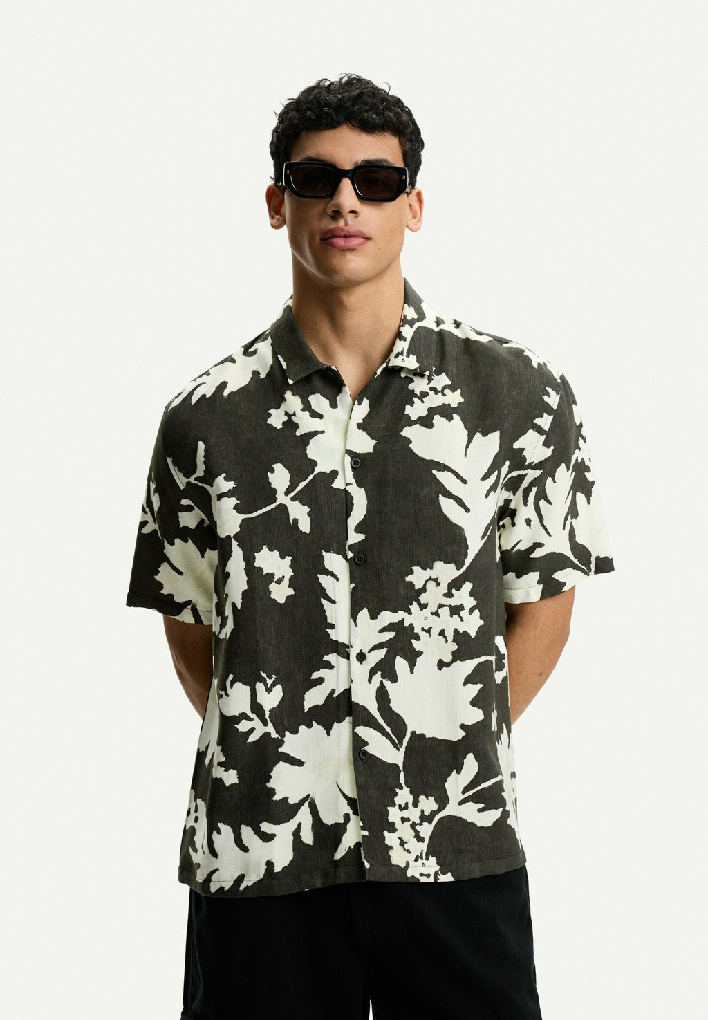 

Рубашка PRINTED SHORT SLEEVE Bershka, антрацит