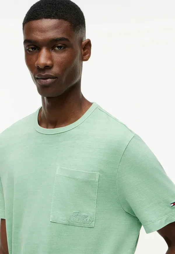Футболка Tommy Hilfiger Patch Pocket Washed T-Shirt Basic T-Shirt, цвет скошенная трава — фото 4