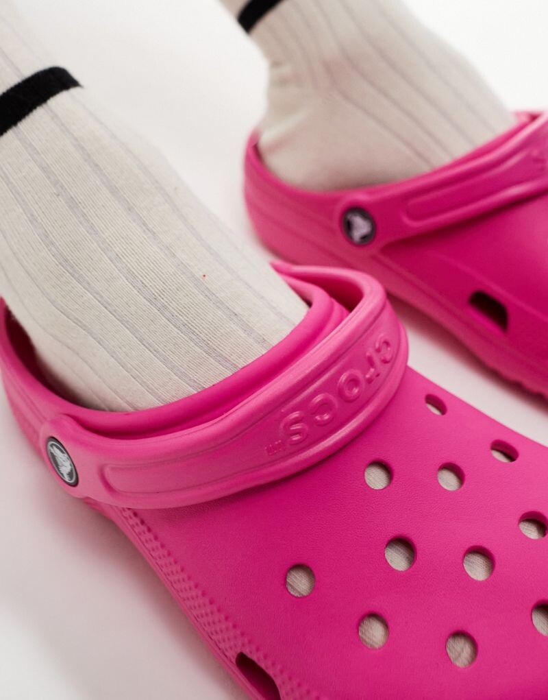 Классические сабо Crocs ярко-розового цвета — фото 3