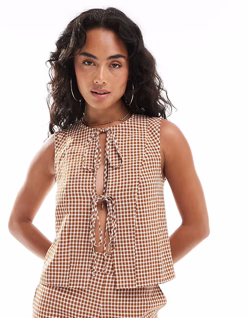 

Топ без рукавов с баской и завязкой спереди в клетку Asos Design