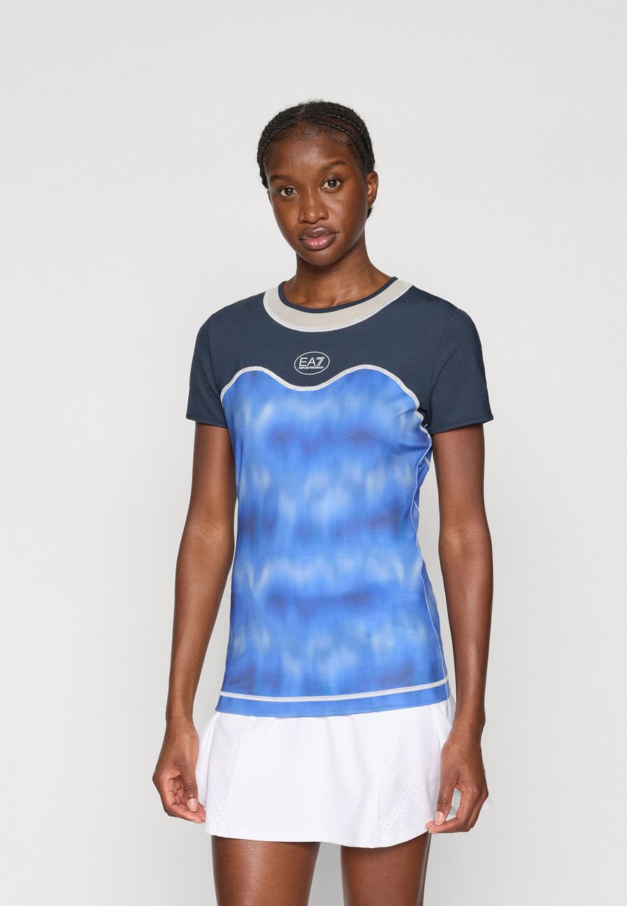 

Футболка EA7 Emporio Armani TENNIS PRO FREESTYLE TEE, Blue/Dark Blue, Синий, Футболка EA7 Emporio Armani TENNIS PRO FREESTYLE TEE, Blue/Dark Blue