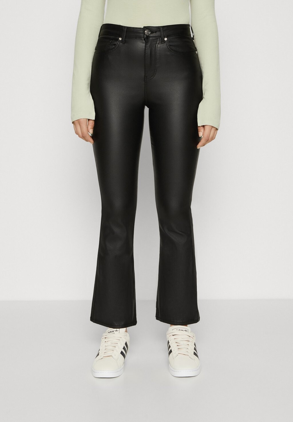 

Брюки Onlpaola Flared Coated ONLY Petite, черный