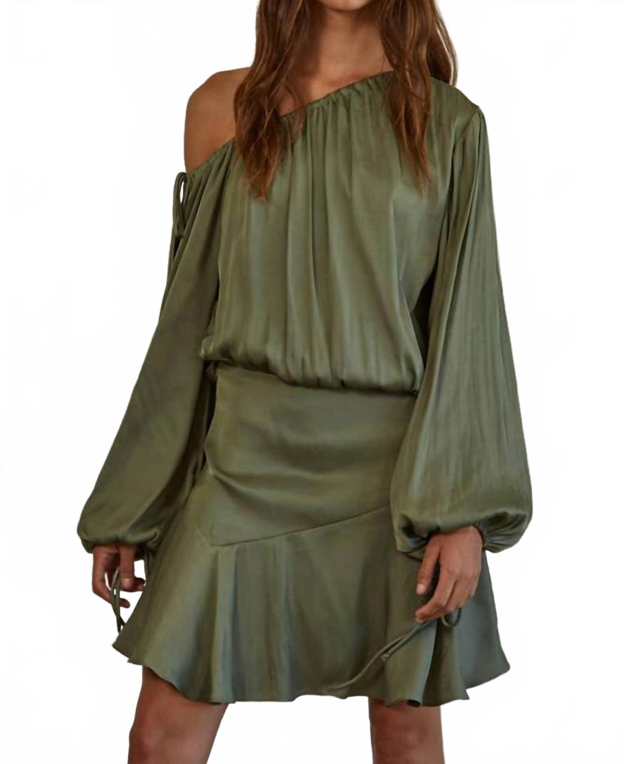 

Сэди Атласное мини-платье с открытыми плечами в оливковом цвете By Together