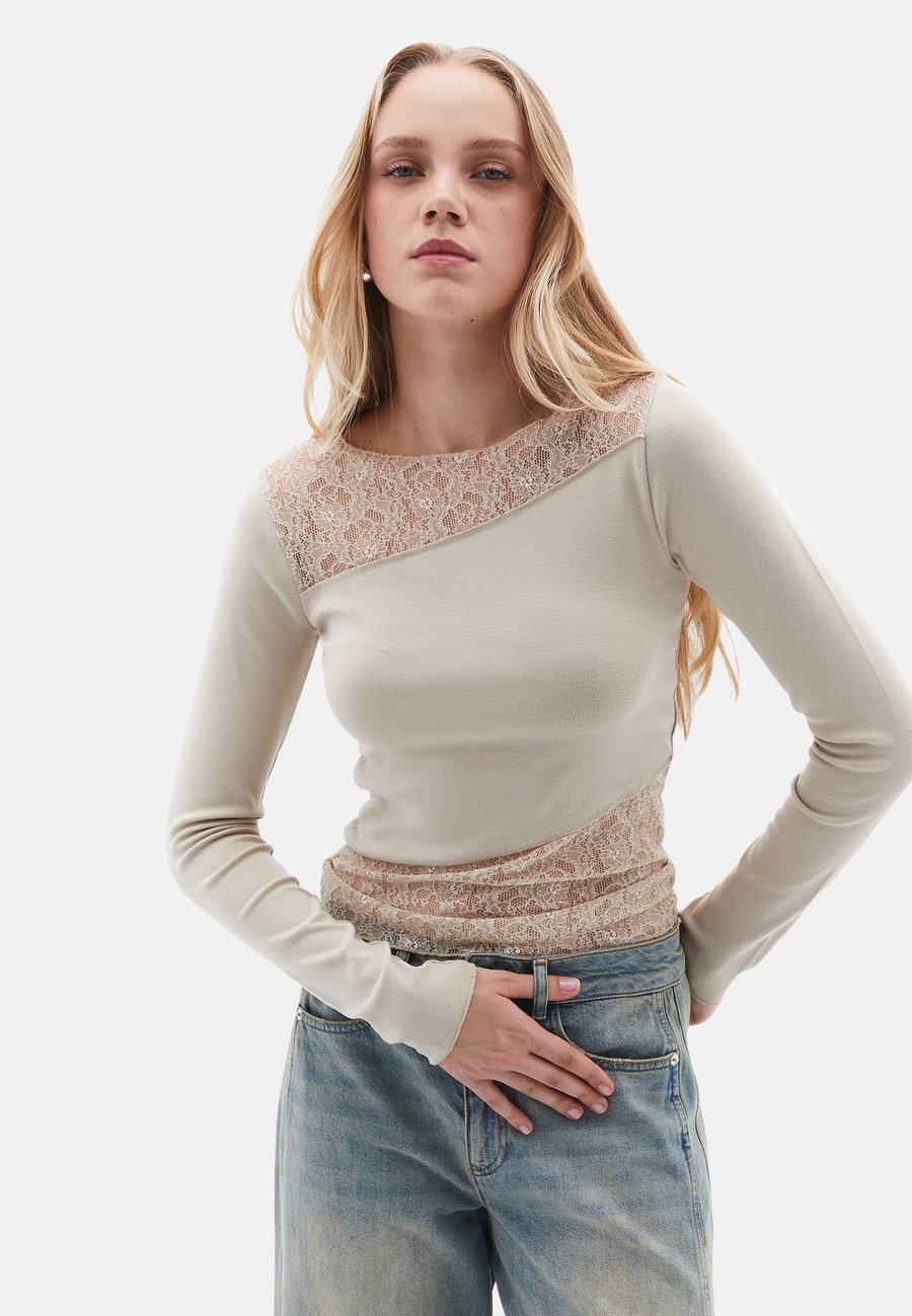 

Блуза OXXO MET RONDE HALS EN DETAIL, Feather Gray/Beige