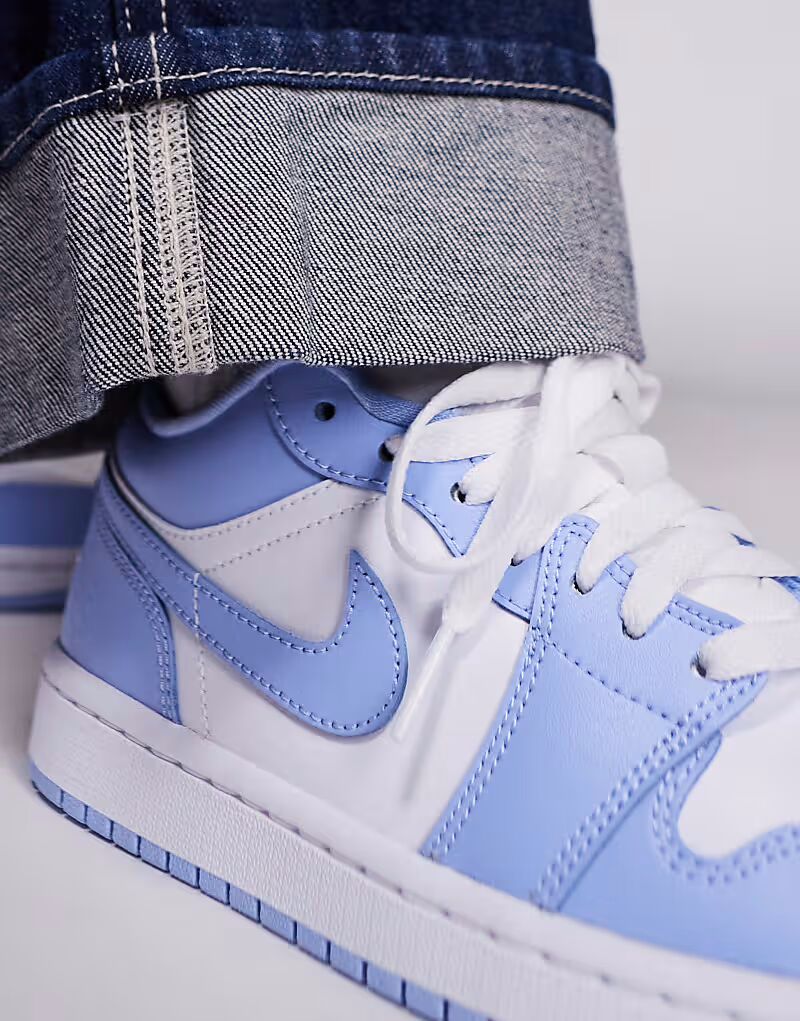 Кроссовки Nike Air Jordan 1 Low синего и белого цветов — фото 2