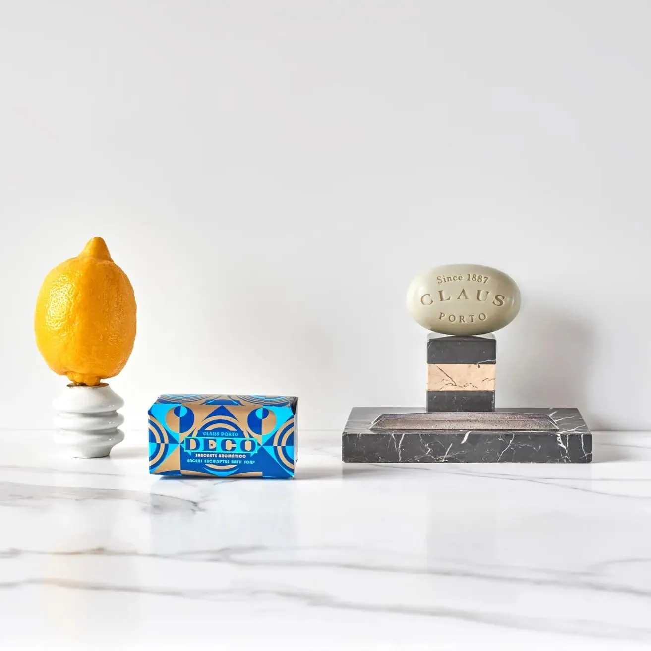 Claus Porto - Deco Encens Eucaluptus Body Soap для мужчин и женщин | Освежающее, очищающее, питательное | Ручная работа, ароматное, свежее (150 г | 5,3 унции) 149.97 г (1 шт.), Blue — фото 3