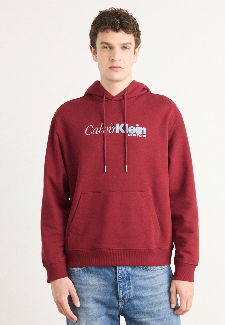 

Толстовка Calvin Klein CURSIVE GRAPHIC , Renaissance Red/Red