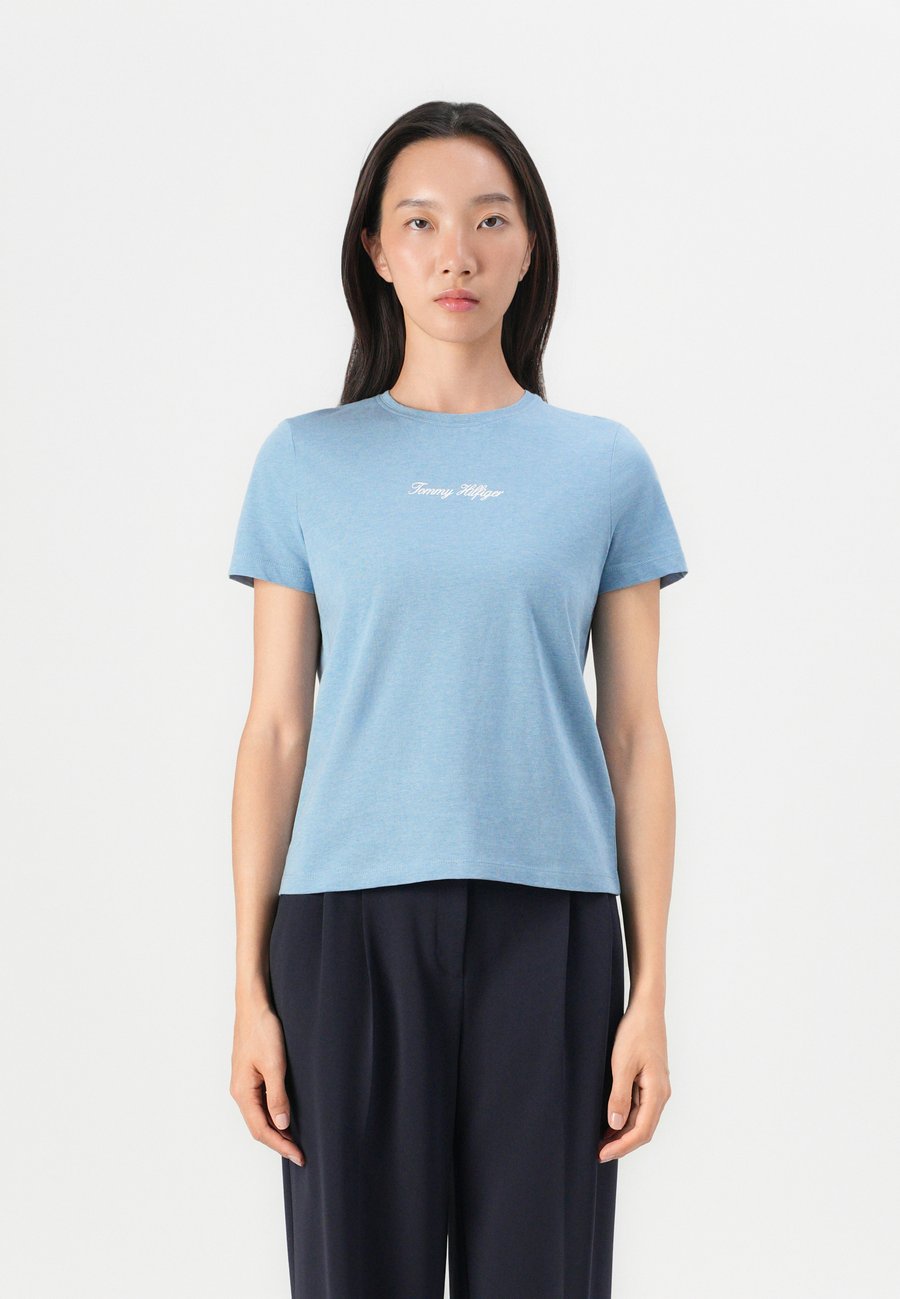 

Футболка Tommy Hilfiger CLASSIC SCRIPT TEE, Brisk Blue/Royal Blue