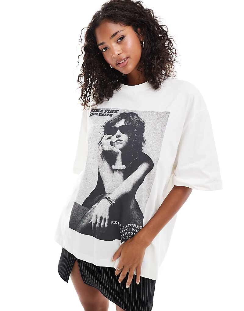 

ASOS DESIGN – белая футболка оверсайз с черно-белым фотопринтом в стиле рок