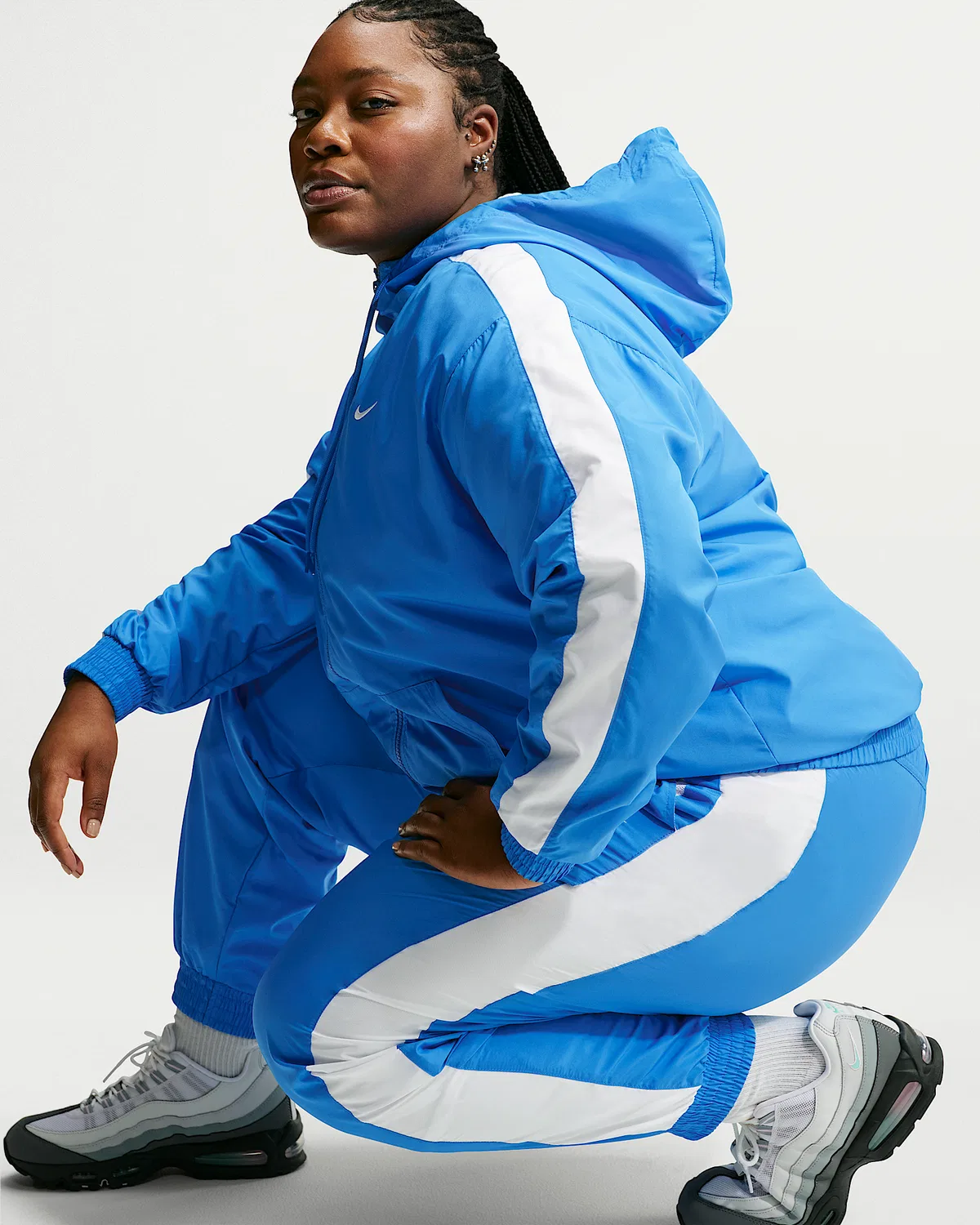 Женские свободные джоггеры Nike Sportswear Classic Wovens со средней посадкой и защитой от УФ-лучей (плюс сайз), Light Photo Blue/White/Sail — фото 4
