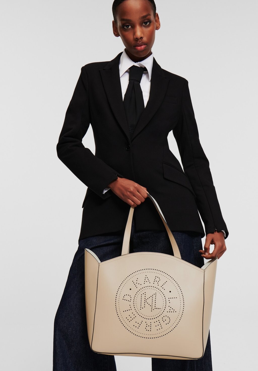 

Сумка для покупок CIRCLE TOTE PERFORATED KARL LAGERFELD, цвет Sand